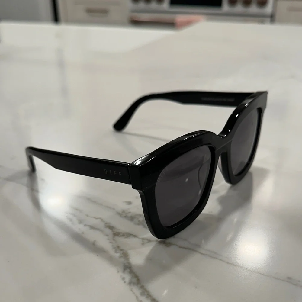 DIFF Carson Black Sunglasses - Picture 4 of 10